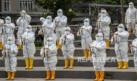 Sejumlah tenaga kesehatan memainkan angklung di Rumah Sakit Darurat COVID-19 (RSDC), Wisma Atlet, Kemayoran, Jakarta, Selasa (23/3/2021). Sebanyak 1.500 tenaga kesehatan bersama pasien COVID-19 memainkan angklung untuk memperingati satu tahun beroperasinya wisma atlet dalam penanganan pasien COVID-19. 