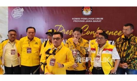 Ketua DPD Partai Golkar Jabar, Tubagus Ace Hasan Syadzily, usai pendaftaran Bakal Calon Legislatif (Bacaleg) Partai Golkar Jabar, di Kantor KPU Jabar, Jumat, (12/5/2023).