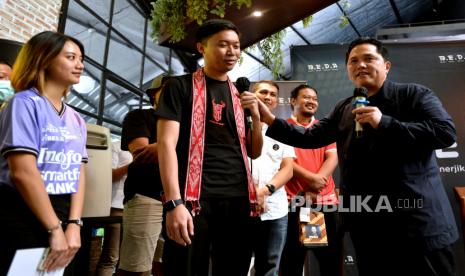 Calon Ketua Umum PSSI Erick Thohir (kanan) berdiskusi dengan suporter dan pecinta sepak bola di Denpasar, Bali, Sabtu (11/2/2023). Dalam pertemuan itu, Erick Thohir berdiskusi dan menyerap aspirasi suporter serta pecinta sepak bola dari berbagai kelompok dan komunitas tentang upaya-upaya untuk memajukan persepakbolaan Indonesia.