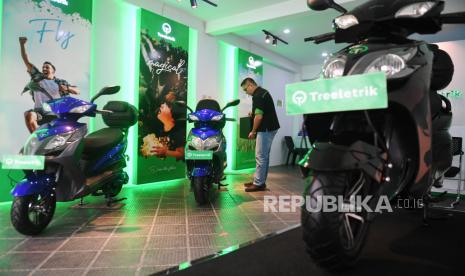 Pekerja memeriksa motor listrik yang dijual di salah satu showroom motor listrik di Jakarta, Kamis (8/12/2022). Salah satu produsen motor listrik, Volta, masih menunggu petunjuk teknis resmi dari pemerintah ihwal program bantuan pembelian senilai Rp 7 juta yang baru diumumkan Senin.