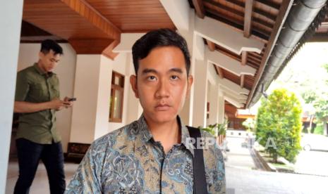 Tanggapan Cawapres nomor urut dua Gibran Rakabuming Raka soal elektabilitas di Jawa Tengah naik pada survei Indikator Politik Indonesia dan unggul 6 dapil di survei Litbang Kompas, Jumat (19/1/2024). 