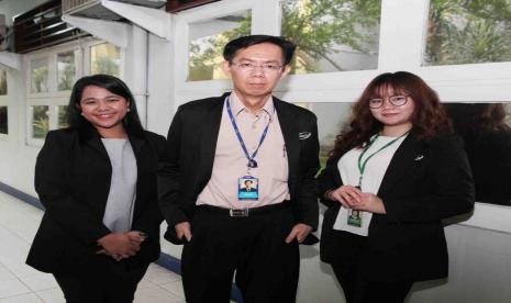 KI-KA: ANGELINA, HR Supervisor PT Indodev Niaga Internet; YUS WADI, Direktur Operasi PT Indodev Niaga Internet dan  NATHASSYA KURNIAWAN, Marketing Communication PT Indodev Niaga Internet.