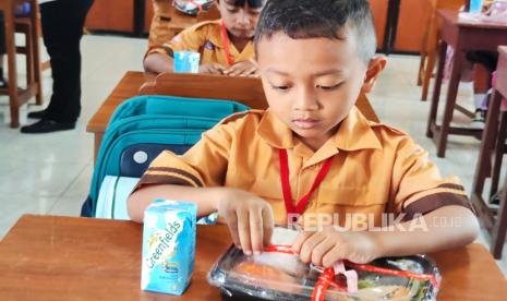 Uji coba makan bergizi gratis di SD Jagalan Solo, Kamis (25/7/2024).