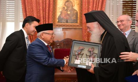 Wakil Presiden KH Maruf Amin saat mengunjungi Holy Metropolitan Church of Athens usai bertemu dengan Uskup Agung Yunani Ieronymos II di Holy Archdiose of Athens, Yunani, Kamis (23/11/2023).  