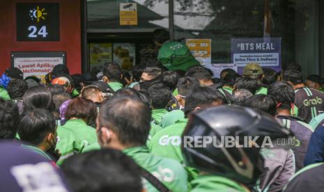 Pengemudi ojek daring memadati gerai McDonald’s Raden Saleh di Jakarta, Rabu (9/6/2021). Puluhan pengemudi  ojek daring tersebut terlihat mengabaikan protokol kesehatan saat mengantre untuk mengambil pesanan BTS Meal yang merupakan menu kolaborasi boy band asal Korea BTS dengan McDonald