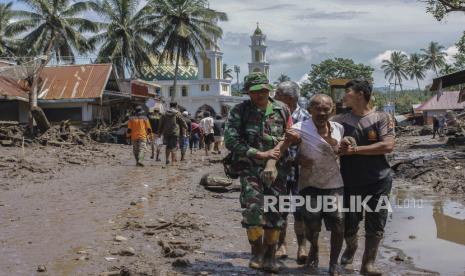 Petugas menyelamatkan warga yang terdampak banjir bandang yang terjadi di Kabupaten Tanah Datar, Sumatra Barat, Ahad (12/5/2024). 