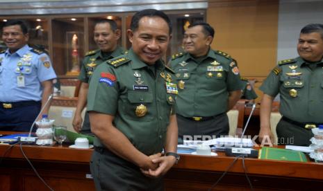 KASAD Jenderal TNI Agus Subiyanto bersiap mengikuti rapat kerja bersama Komisi I DPR di Kompleks Parlemen, Senayan, Jakarta, Selasa (7/11/2023). Rapat tersebut membahas kesiapan TNI dalam mendukung pengamanan Pemilu Tahun 2024.