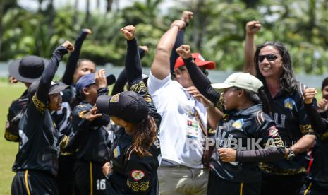 Pemain kriket putri Bali meluapkan kegembiraan usai menang melawan tim kriket putri Kalimantan Timur pada pertandingan final kriket putri T20 PON Papua di Lapangan Kriket, Doyo Baru, Kabupaten Jayapura, Papua, Senin (4/10/2021). Tim Kriket putri Bali berhasil meraih medali emas usai mengalahkan tim Kalimantan Timur dengan skor akhir 97/3 - 96/8. 