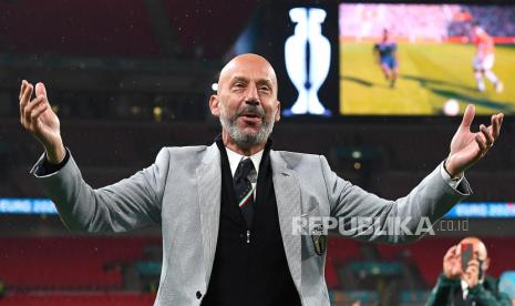 Gianluca Vialli, anggota staf pelatih tim Italia mendukung Roberto Mancini.