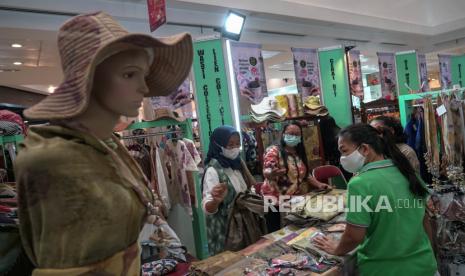 Yogyakarta Siap Simulasi Sistem Satu Pintu Atur Bus Wisata. Pengunjung melihat produk kreatif saat acara Sekati Ing Mall 2021 di Mal Malioboro, Jumat (15/10/2021). Sekati Ing Mall merupakan perayaan Sekaten tahun 2021 yang digelar di tiga mal atau pusat perbelanjaan sebagai upaya mendorong pemulihan ekonomi pelaku UMKM di Yogyakarta. 