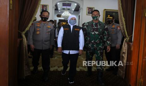 Gubernur Jawa Timur Khofifah Indar Parawansa (kedua kiri), Kepala Staf TNI Angkatan Darat (KSAD) Jenderal TNI Andika Perkasa (kedua kanan) dan Wakapolri Komjen (Pol) Gatot Eddy Pramono (kiri) berbincang usai menggelar pertemuan dan dialog di Gedung Negara Grahadi, Surabaya, Jawa Timur, Kamis (3/9/2020). Pertamuan dan dialog tersebut membahas terkait upaya penanganan COVID-19 dan langkah-langkah dalam pemulihan ekonomi di Jawa Timur. 