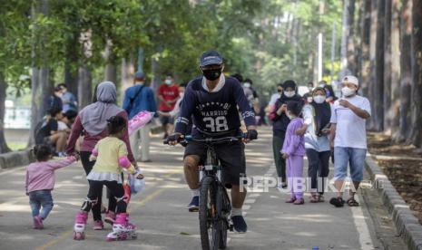 Seorang warga saat bersepeda di Jalur Banjir Kanal Timur, Jakarta, Ahad (15/8). Pemerintah Provinsi DKI Jakarta membuka kembali sarana olahraga di ruang terbuka di Jakarta pada masa perpanjangan pemberlakuan pembatasan kegiatan masyarakat (PPKM) level empat. Republika/Putra M. Akbar