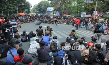 Ratusan mahasiswa dari berbagai kampus dan masyarakat menggelar aksi di depan kantor DPRD Provinsi Jawa Barat, Jalan Diponegoro, Kota Bandung, Kamis (22/8/2024). Aksi tersebut untuk merespons kondisi demokrasi di Indonesia yang menurun, dan berbagi isu politik saat ini seperti putusan Mahkamah Konstitusi (MK) nomor 60/PUU-XXII/2024.