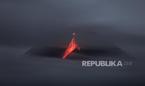 Luncuran lava pijar Gunung Merapi terlihat dari Srumbung, Magelang, Jawa Tengah, Jumat (2/2/2024). Data pemantauan BPPTKG menunjukkan suplai magma yang masih berlangsung dapat memicu terjadinya awan panas guguran di daerah potensi bahaya dan mengimbau masyarakat untuk mewaspadai lahar saat terjadi hujan di seputar Gunung Merapi. 