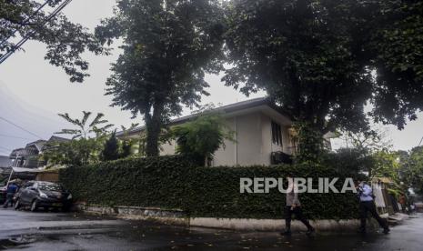 Anggota polisi berjalan di dekat rumah dinas Kadiv Propam Polri Irjen Pol Ferdy Sambo usai olah TKP di Kompleks Polri Duren Tiga, Jakarta, Rabu (13/7/2022). Olah TKP kedua kalinya tersebut dimulai pada pukul 12.30 WIB yang dilakukan secara tertutup. Republika/Putra M. Akbar