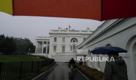 Awak media berjalan menuju ruang konferensi pers Gedung Putih, Senin, (7/8/2023), di Washington.