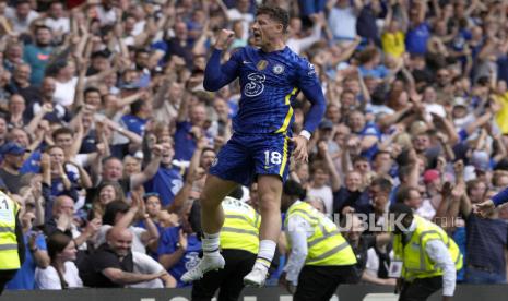 Pemain Chelsea Ross Barkley merayakan gol kedua timnya selama pertandingan sepak bola Liga Inggris antara Chelsea dan Watford di stadion Stamford Bridge di London, Ahad, 22 Mei 2022.