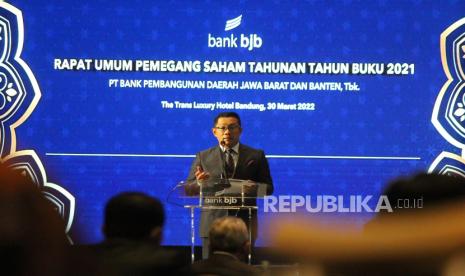 Gubernur Jawa Barat Ridwan Kamil menyampaikan sambutan saat Rapat Umum pemegang Saham Tahunan Tahun Buku 2021 PT Bank Pembangunan Daerah Jawa Barat dan Banten di The Trans Luxury Hotel, Kota Bandung, Rabu (30/3/2022). RUPST salah satunya memberikan persetujuan atas Laporan Tahunan Direksi termasuk pengesahan Laporan Keuangan Perseroan dan Laporan Pelaksanaan Tugas Pengawasan Dewan Komisaris untuk Tahun Buku 2021. Agenda lainnya adalah penetapan penggunaan laba bersih perseroan termasuk pembagian dividen untuk Tahun Buku 2021, yakni sebesar Rp1,042 Triliun atau sebesar Rp 99,11per lembar saham. Angka tersebut setara dengan 51,77% dari laba bersih yang berhasil dibukukan oleh bank bjb di Tahun Buku 2021.