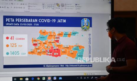 Petugas mengamati peta persebaran Covid-19 di layar monitor. Ilustrasi