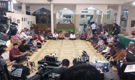 Calon wakil presiden nomor urut 3 Mahfud MD menggelar doa bersama di Masjid Darul Ikrom, Maguwoharjo, Depok, Sleman, Daerah Istimewa Yogyakarta (DIY), Selasa (13/2/2024). 