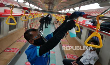 Karyawan membersihkan bagian pegangan tangan di dalam gerbong kereta rel listrik (KRL) Yogyakarta-Solo saat uji coba terbatas di Stasiun Tugu, Yogyakarta, Rabu (20/1/2021). KRL jalur Yogyakarta-Solo dijadwalkan uji coba secara terbatas dengan instansi pemerintahan dan pemangku kepentingan terkait hingga 31 Januari mendatang. 