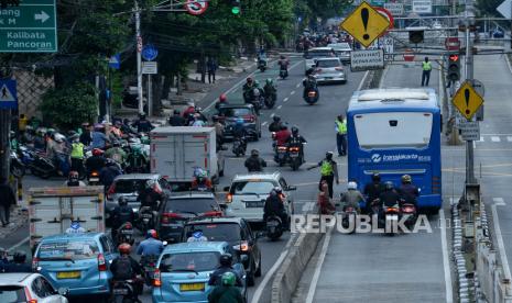 Pengendara menerobos jalur bus Transjakarta saat melintas di kawasan Mampang Prapatan, Jakarta, Selasa (15/11/2022) (ilustrasi). Dinas Bina Marga DKI Jakarta menganggarkan sekitar Rp 300 miliar dari APBD 2023 untuk memperbaiki jalur TransJakarta yang rusak akibat tergerus hujan beberapa hari terakhir.