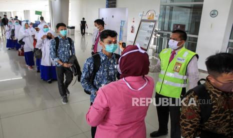 Sejumlah santri dari Pondok Modern Gontor, Ponorogo asal Malaysia menjalani tes kesehatan di Terminal 2 Bandara Internasional Juanda, Sidoarjo, Jawa Timur, Rabu (15/4/2020). Sebanyak 289 santri asal Malaysia tersebut memilih pulang ke negaranya dengan maskapai Malaysian Airlines karena di pondok tempat mereka belajar telah meliburkan semua kegiatan akibat wabah virus Corona atau COVID-19