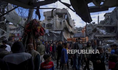 Warga Palestina memeriksa kehancuran pascaserangan Israel di Rafah, Jalur Gaza, Senin, 4 Maret 2024.