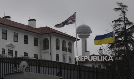 Bendera Ukraina berkibar di sebelah bendera Union Jack di depan Kedutaan Besar Inggris, dalam solidaritas dengan Ukraina, di Ankara, Turki, Jumat, 25 Februari 2022.  Amerika Serikat (AS) akan membuka kembali kedutaan besarnya di Ukraina dengan segera.