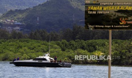 Papua Barat Umumkan 37 Kasus Positif Covid-19. Personel Dit Polair Polda Papua melakukan patroli di Teluk Youtefa, Jayapura, Papua, Rabu (15/4/2020). Patroli di kawasan taman wisata alam Teluk Youtefa yang biasa ramai dikunjungi warga tersebut untuk mengantisipasi kerumunan demi pencegahan penyebaran COVID-19