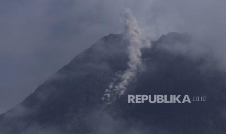 Gunung Merapi memuntahkan uap vulkanik dari kawahnya dilihat dari Sleman, Yogyakarta, Indonesia, Kamis 7 Januari 2021. Gunung setinggi 2.968 meter (9.737 kaki) itu memuntahkan longsoran awan panas pada Kamis pagi di tengah aktivitas vulkaniknya yang meningkat.