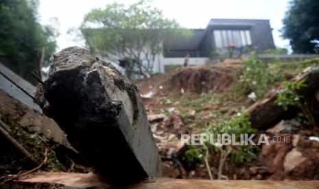 Reruntuhan puing serta matrial tembok rumah yang longsor sehingga menutupi anak kali di Kawasan Kemang Timur 11, Kelurahan Bangka, Kecamatan Mampang Perapatan, Jakarta, Ahad (21/2). Longsor yang menimpa lima rumah tersebut diakibatkan oleh tingginya intesnsitas hujan pada Sabtu (20/2) dini hari. Tidak ada korban jiwa dalam persitiwa tersebut, namun warga membutuhkan bantuan alat berat untuk mempercepat proses evakuasi reruntuhan puing serta matrial longsor.Prayogi/Republika. 