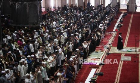 Ilustrasi orang-orang beriman mendirikan sholat.