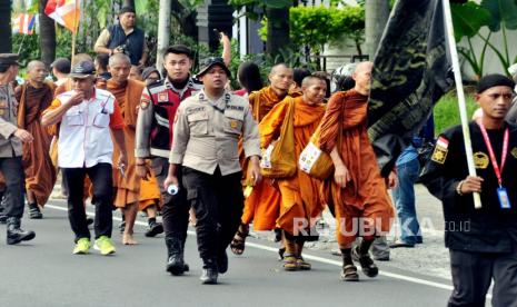 Para biksu peserta ritual suci (Thudong) dari Thailand menuju Candi Borobudur tiba di Kabupaten Semarang, Jawa Tengah, Senin (29/5) siang, setelah sebelumnya mampir di Vihara Buddha Jayanti, Bukit Kassapa (Kasap), Pudakpayung, Kecamatan Banyumanik, Kota Semarang.Sekitar 78,8 kilometer lagi, perjalanan mereka akan tiba di tujuan akhir Candi Borobudur, di Kabupaten Magelang. Di jalan protokol kota Ungaran, Kabupaten Semarang, rombongan biksu ini disambut hangat warga yang turut memberikan semangat dan mengabadikan perjalanan mereka.Di Ibu Kota Kabupaten Semarang, rombongan biksu asal Thailand ini juga dikawal oleh jajaran Polres Semarang dan TNI Kodim 0714/Salatiga. Dari Ungaran, rombongan ritual Thudong akan menuju Kelenteng Hok Tik Bio Ambarawa, Kecamatan Ambarawa untuk menginap semalam, sebelum melanjutkan perjalanan menuju Candi Borobudur.