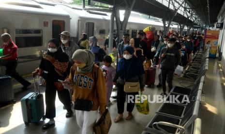 Sejumlah penumpang kereta api berjalan setibanya di Stasiun Pasar Senen, Jakarta, Kamis (27/4/2023). Jelang libur Idul Adha, jumlah penumpang dari KAI Daop 1 mengalami peningkatan.