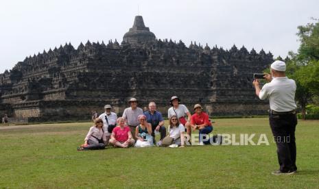 Sejumlah wisatawan asing berada di lapangan Kenari kawasan Taman Wisata Candi (TWC) Borobudur, Magelang, Jateng, Kamis  (14/7/2022). Menurut pengelola TWC Borobudur sejak pelonggaran aturan perjalanan internasional kunjungan wisatawan asing ke candi Borobudur mulai meningkat yaitu berkisar 200 - 300 orang per hari. 