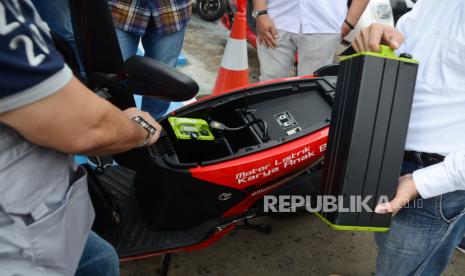 Produsen sepeda bermerek United Bike pada Sabtu (12/12) merilis sepeda motor listrik United T1800 yang dijual seharga Rp 27 juta. Motor listrik ini menawarkan daya jelajah 60 kilometer jika baterai terisi penuh.