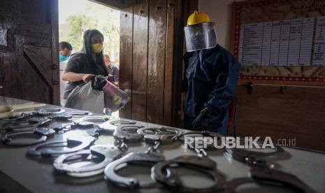 Petugas Rutan mengenakan Alat Pelindung Diri (APD) saat menerima tahanan baru dari Polresta Solo di Rutan Klas IA Solo, Jawa Tengah, Kamis (9/7/2020). Rutan Klas IA Solo menerapkan protokol kesehatan saat menerima tahanan baru untuk mencegah penularan COVID-19 di dalam rutan diantaranya tahanan sudah menjalani rapid test, pemeriksaan kesehatan sebelum masuk rutan dan wajib menjalani isolasi di ruang tahanan khusus selama 14 hari. 