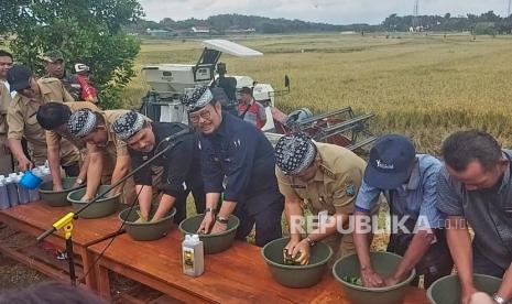 Menteri Pertanian (Mentan), Syahrul Yasin Limpo (SYL) memberikan tutorial cara membuat Biosaka atau elisitor berbahan alami untuk membantu kesuburan tanaman yang ramah lingkungan.