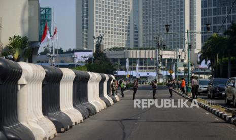 Petugas Gabungan berjaga di kawasan Bundaran HI saat pengalihan lalu lintas. (Ilustrasi)