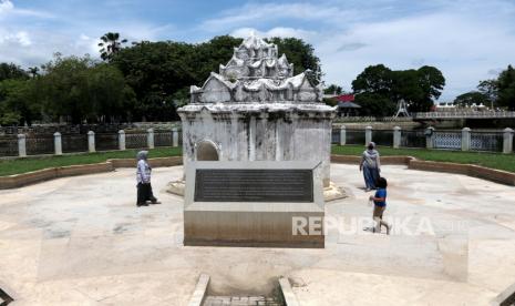 Warga mengunjungi situs sejarah Pintoe Khop di Taman Putroe Phang, Banda Aceh, Aceh, Ahad (26/7/2020). Pintoe Khop merupakan gerbang yang menghubungkan istana Kerajaan Sultan Iskandar muda dengan taman Chairah yang dibangun atas permintaan putri raja negeri Pahang Malaysia bernama Putroe Phang yang dibawa Sultan Iskandar Muda setelah kerajaan Pahang ditaklukkan Kerajaan Aceh pada 1618. Warga Aceh Diajak Kembali Kunjungi Situs Bersejarah Taman Putroe Phang