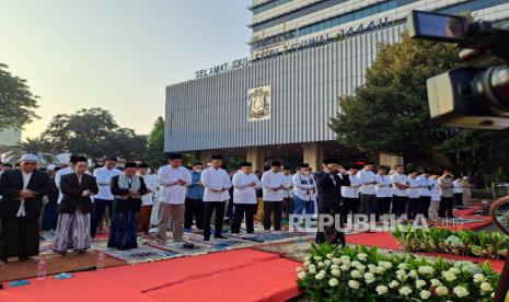 Penjabat (Pj) Gubernur DKI Jakarta Heru Budi Hartono di Lapangan Balai Kota DKI Jakarta, saat sholat Idul Fitri 1443 Hijriyah, Sabtu (22/4/2023). 