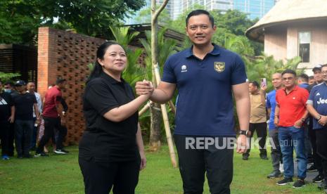 Ketua DPP PDIP Puan Maharani berjabat tangan dengan Ketua Umum Partai Demokrat Agus Harimurti Yudhoyono saat bertemu di Kawasan Kompleks Gelora Bung Karno (GBK), Senayan, Jakarta, Ahad (18/6/2023).Pertemuan tersebut tidak hanya membicarakan agenda politik namun juga mendiskusikan isu-isu kebangsaan. Dalam kesempatan itu juga turut hadir pengurus DPP kedua partai.