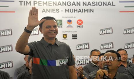 Captain Timnas AMIN Muhammad Syaugi Alaydrus menyapa saat pengumuman stuktur Tim Pemenangan Nasional (Timnas) AMIN di Jakarta, Selasa (14/11/2023). Pasangan capres-cawapres Anies Baswedan-Muhaimin Iskandar (AMIN) akhirnya mengumumkan captain beserta struktur timnas AMIN. Marsekal Madya (Purn) Muhammad Syaugi Alaydrus ditunjuk menjadi captain dari pasangan calon dari Koalisi Perubahan tersebut.  