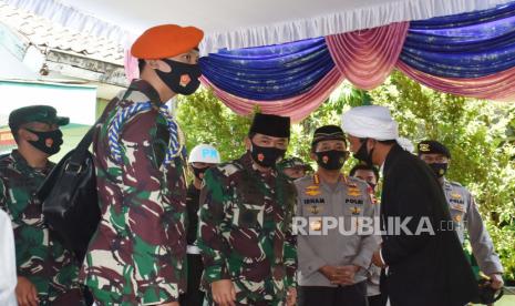 Panglima TNI Marsekal TNI Hadi Tjahjanto (ketiga kanan) bersama Kapolri Jenderal Pol Idham Azis (kedua kanan) berbincang dengan Pengasuh Pondok Pesantren Subulul Huda KH Ahmad Mizan Basyari (kanan) saat melakukan kunjungan kerja lingkungan Pondok Pesantren Subulul Huda Kembang Sawit, Madiun, Jawa Timur, Jumat (10/7/2020). Kunjungan kerja Panglima TNI Hadi Tjahjanto dan Kapolri Idham Azis ke pondok pesantren tersebut dalam rangka bersilaturahmi sekaligus ingin memastikan pondok pesantren tersebut telah menerapkan protokol kesehatan pencegahan penyebaran COVID-19, antara lain sering mencuci tangan, menggunakan masker dan menjaga jarak. 