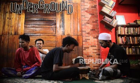 Sejumlah santri punk mengaji di Pondok Tasawuf Underground, Ciputat, Tangerang Selatan, Banten (7/4/2023). Pada bulan suci Ramadan kali ini Pondok Tasawuf Underground mengadakan kegiatan pesantren kilat yang melibatkan sejumlah anak punk maupun anak jalanan dengan kegiatan berupa pengajian, tausiyah, zikir, shalat dan hidroterapi (Inabah Suryalaya).