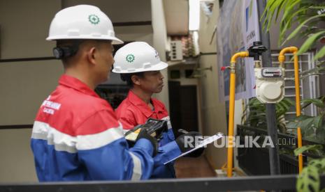 Petugas PT Perusahaan Gas Negara (Persero) Tbk (PGN) memeriksa meteran gas di salah satu rumah warga (ilustrasi). Kinerja PT Perusahaan Gas Negara Tbk (PGAS) diproyeksi bakal bersinar didukung pertumbuhan positif sektor hulu migas (upstream).