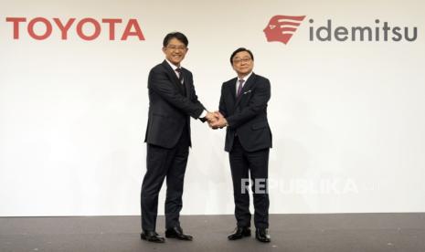 Toyota Motor CEO Koji Sato dan Idemitsu CEO Shunichi Kito.