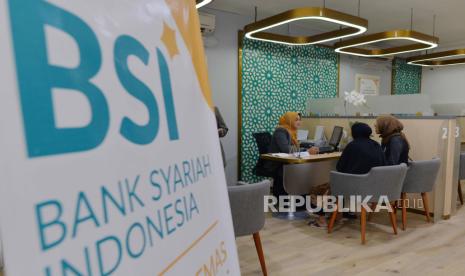 Petugas melayani nasabah di Kantor Cabang BSI KC Mayestik, Jakarta, Kamis (28/12/2023). PT Bank Syariah Indonesia Indonesia Tbk (BSI) telah menyiapkan uang tunai sebesar Rp12,2 triliun untuk melayani kebutuhan transaksi nasabah dimana langkah itu sebagai bagian dari komitmen BSI guna memberikan pelayanan yang optimal dan memastikan ketersediaan likuiditas selama periode 22 Desember 2023 hingga 3 Januari 2024. 