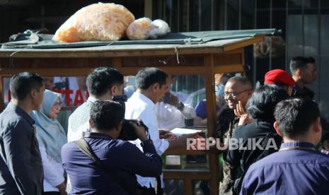 Presiden Joko Widodo (Jokowi) mengunjungi Pasar Bululawang, Kabupaten Malang, Senin (24/7/2023).